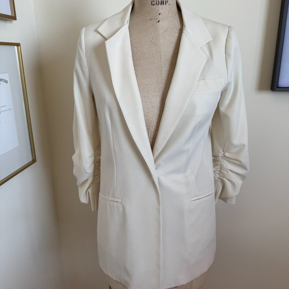 Elizabeth & James White Size 4 Jacket With "Pushed Up" Sleeve Detail